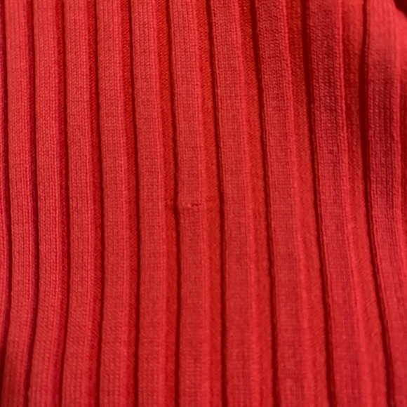 Red Ribbed V-Neck Top - Size Medium - Picture 5 of 6